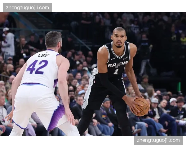 福克斯半场10分4助攻零失误，马刺控卫开局节奏掌控稳健